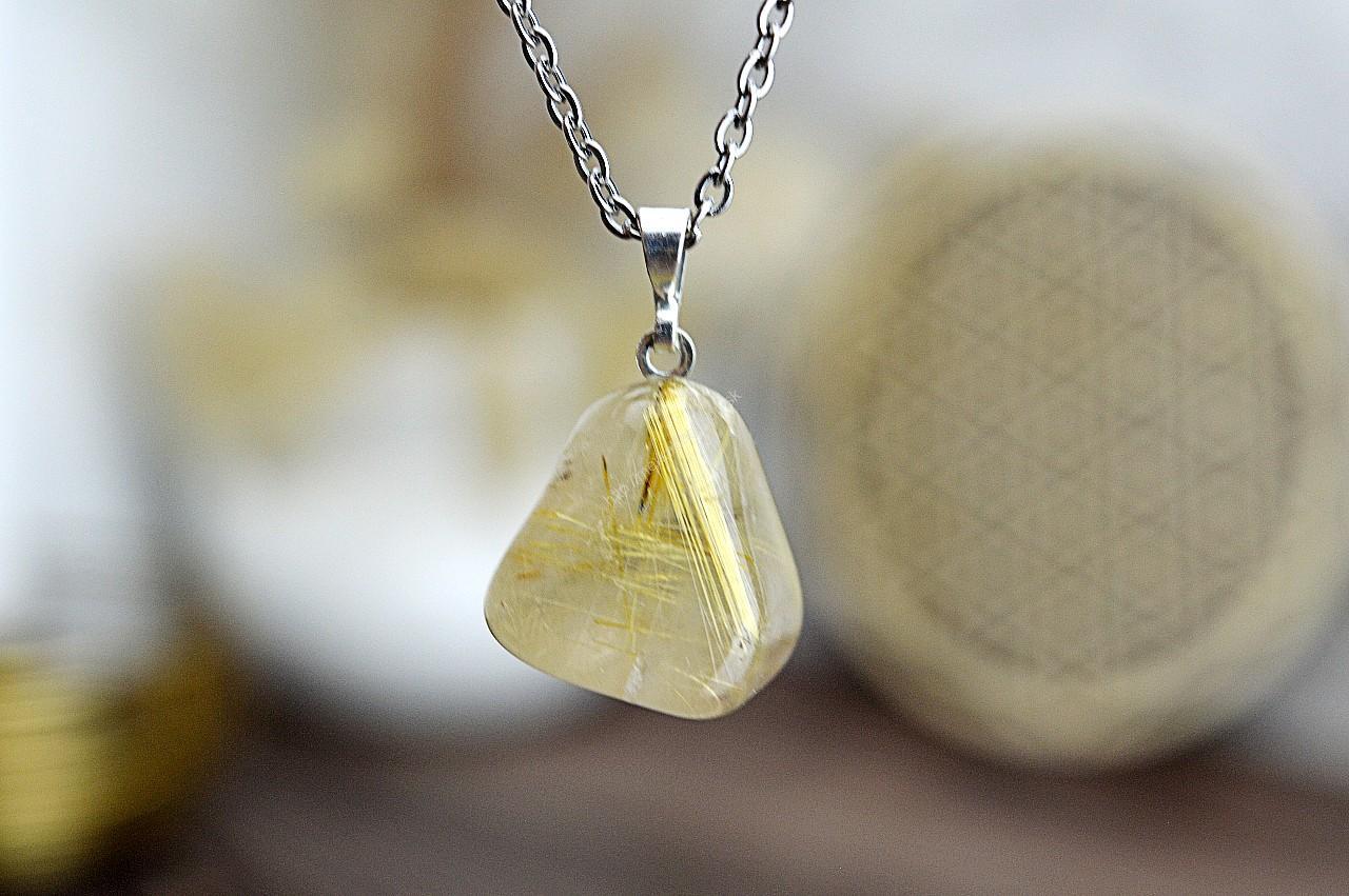 prívesok SAGENIT/ RUTIL V KRIŠTÁLI #6 + kožka – Urýchlenie manifestácie, Ochrana, Intuícia, Pokoj