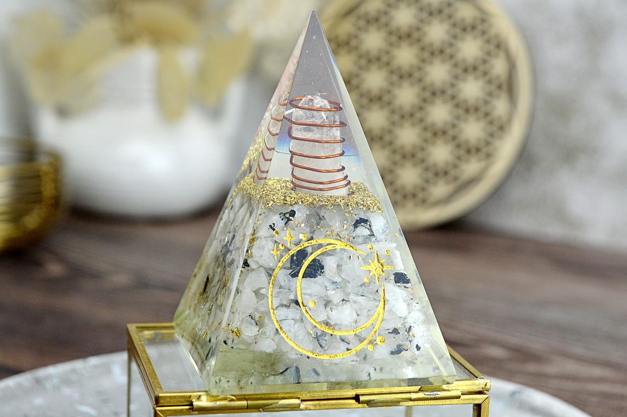 Orgonitová pyramída/ žiarič MESAČNÝ KAMEŇ s medenou špirálou, obeliskom a mesiacom