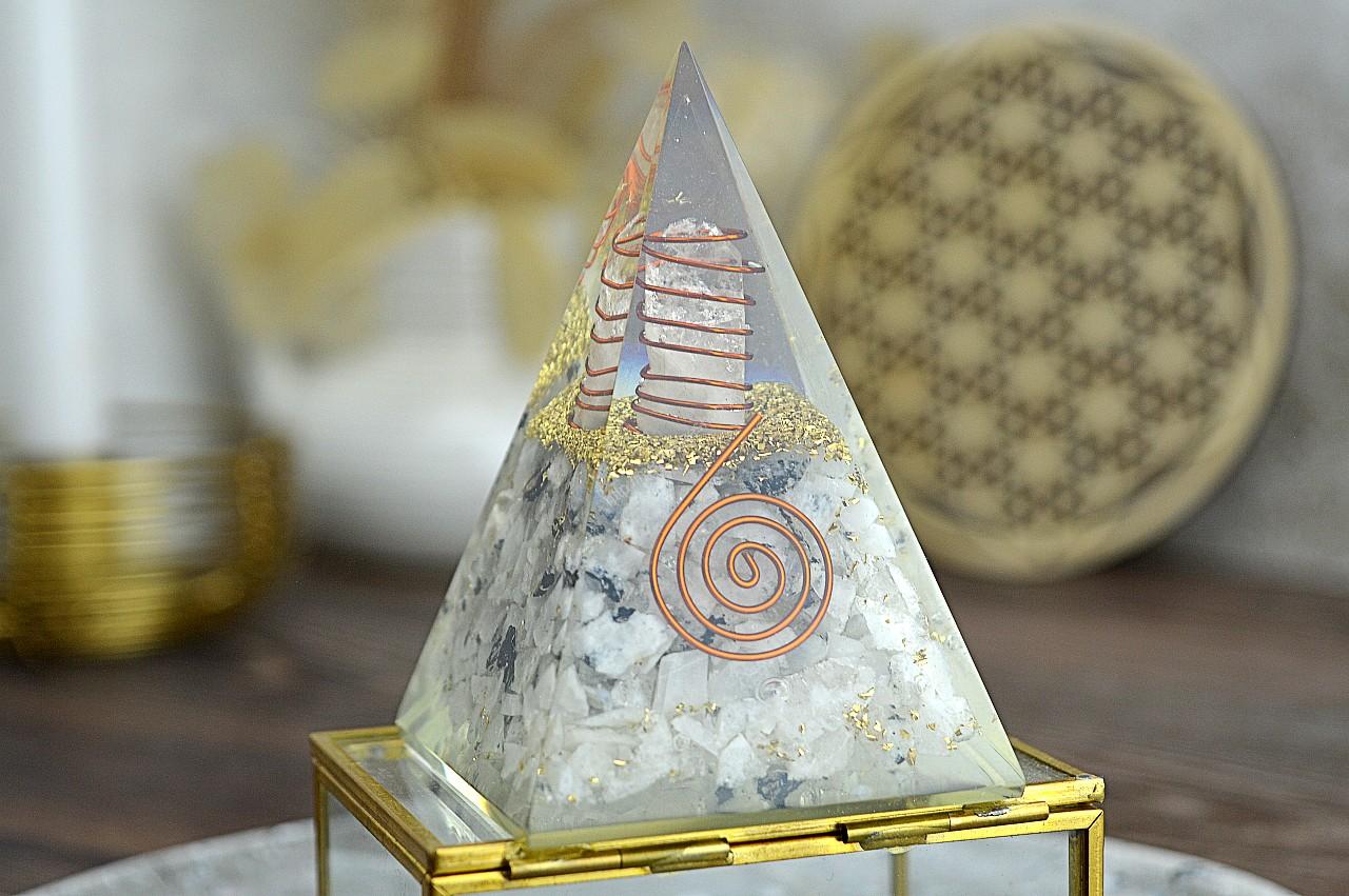 Orgonitová pyramída/ žiarič MESAČNÝ KAMEŇ s medenou špirálou, obeliskom a mesiacom