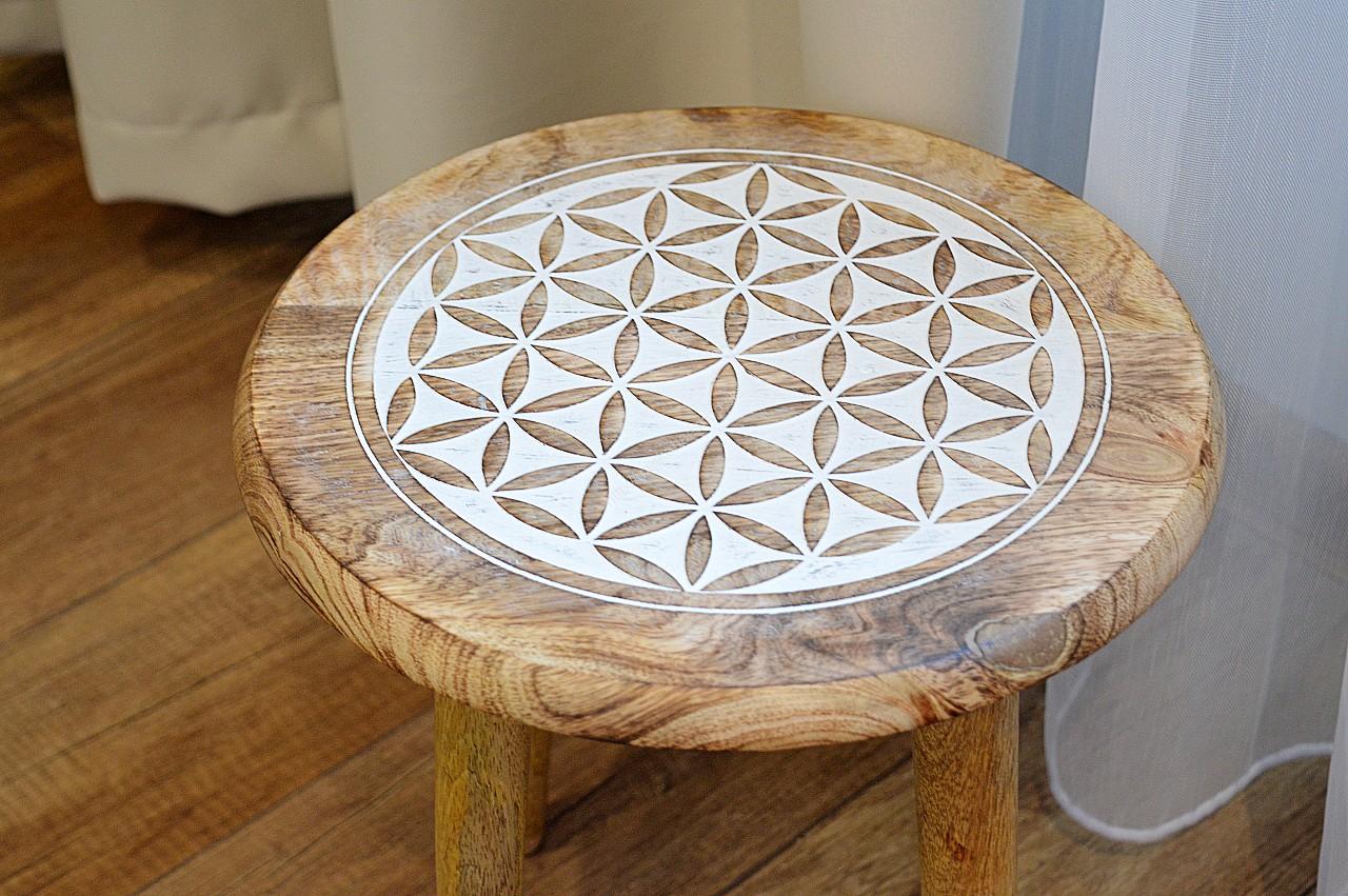 Príručný stolík vyrobený z masívneho Mangovníkového dreva -KVET ŽIVOTA – Obrázok 2