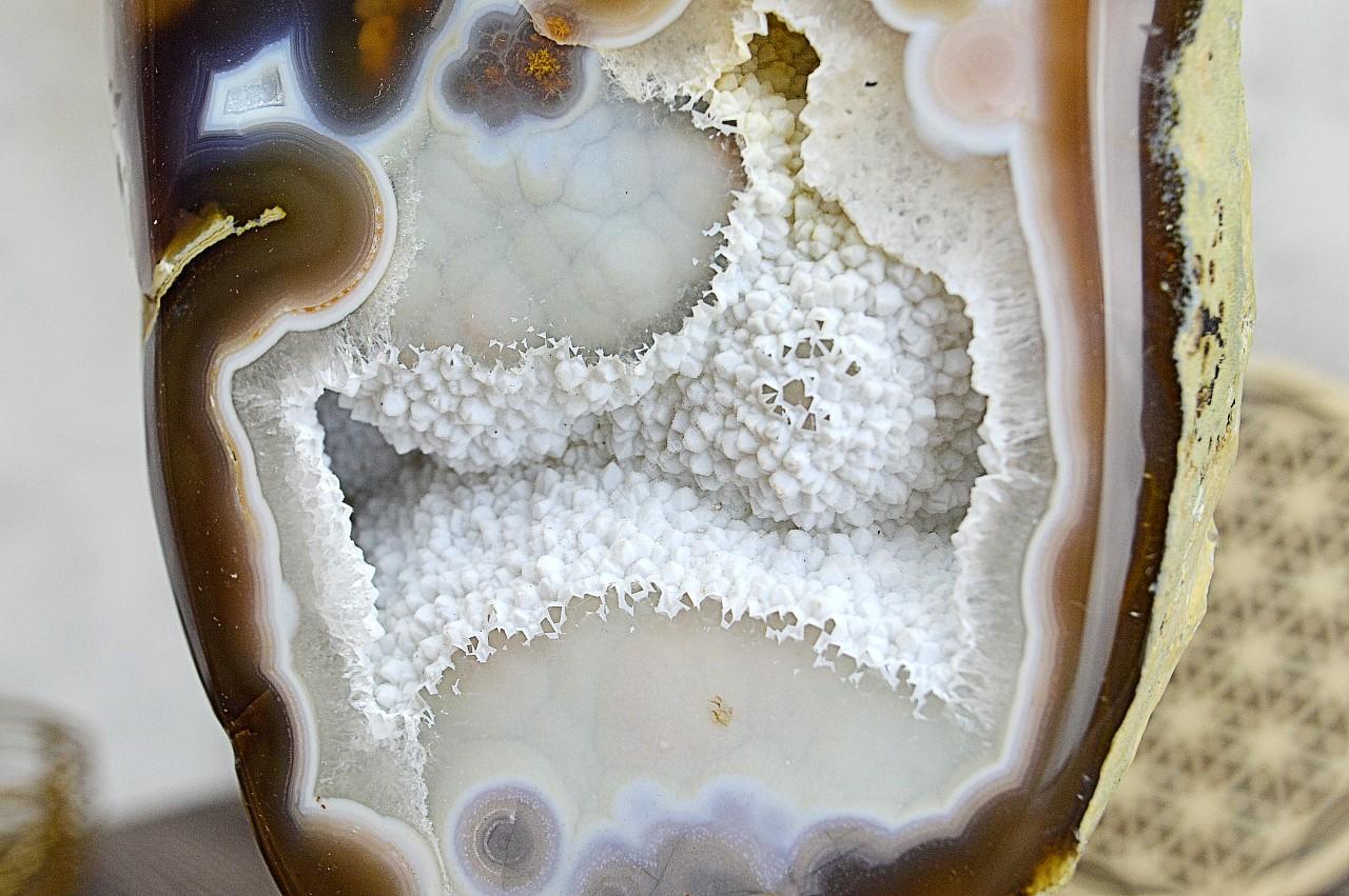 ACHATOVÁ Geóda na stojane #4 1,55kg -Duchovný rast, Emocionálna úľava, Odvaha, Harmónia AAA Kvalita – Obrázok 3