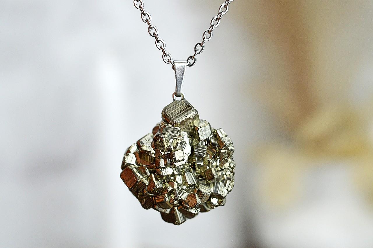 prívesok PYRIT Drúzička #4 + kožka - Hojnosť, Šťastie, Ochrana, Manifestácia