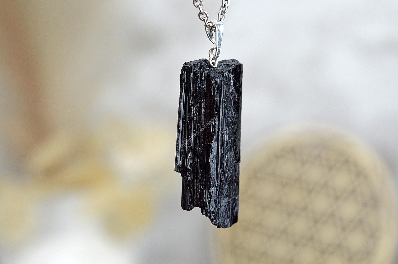 prívesok surový ČIERNY TURMALÍN /SKORYL +kožka #1 – Ochrana, Očista od toxickej energie, Zmierňuje stres a strach