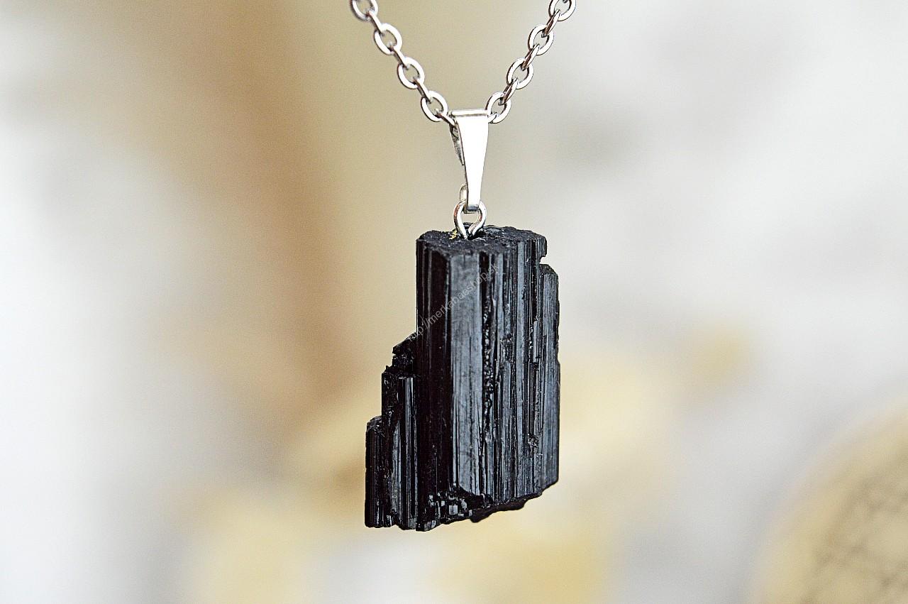 prívesok surový ČIERNY TURMALÍN /SKORYL +kožka #4 – Ochrana, Očista od toxickej energie, Zmierňuje stres a strach