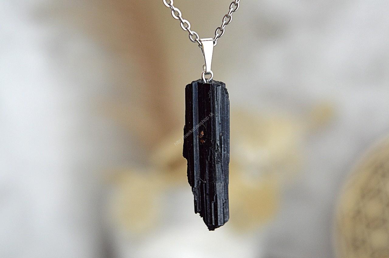 prívesok surový ČIERNY TURMALÍN /SKORYL +kožka #5 – Ochrana, Očista od toxickej energie, Zmierňuje stres a strach