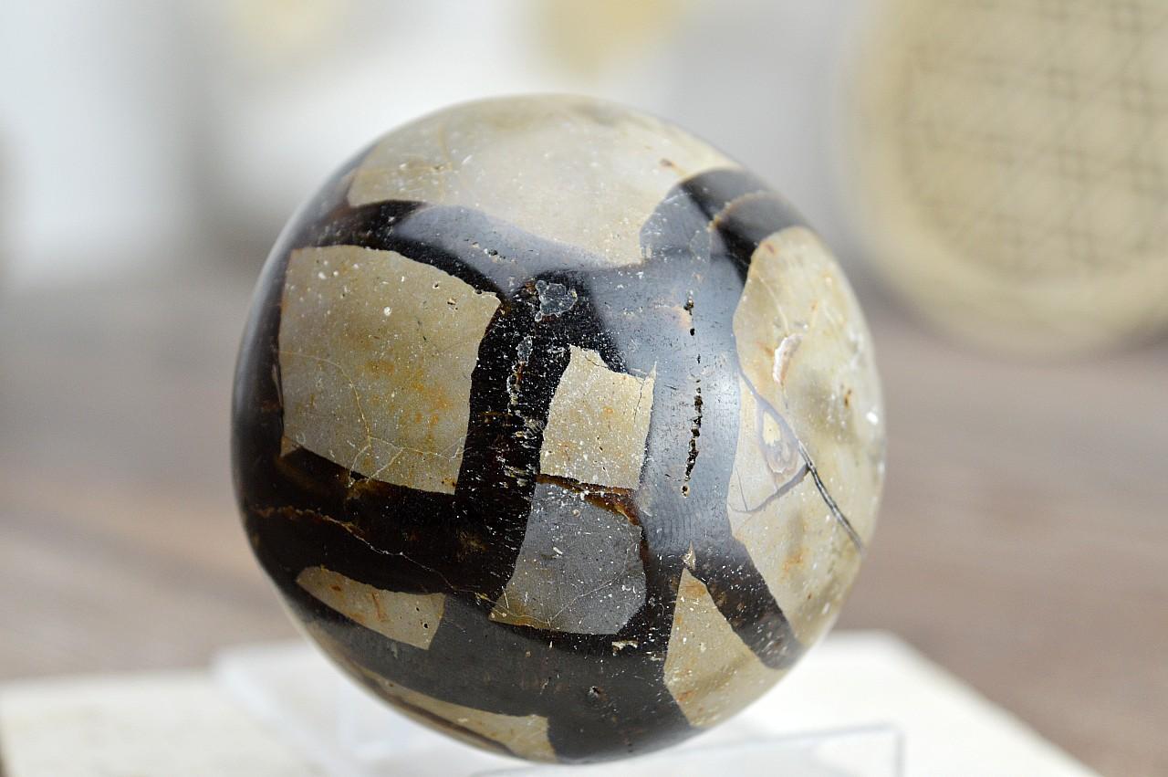 Geóda dračie vajce SEPTÁRIA #11 Odvaha, Sebaistota, Hojnosť, Ochrana, Premena, Uzemnenie, Solar plexus