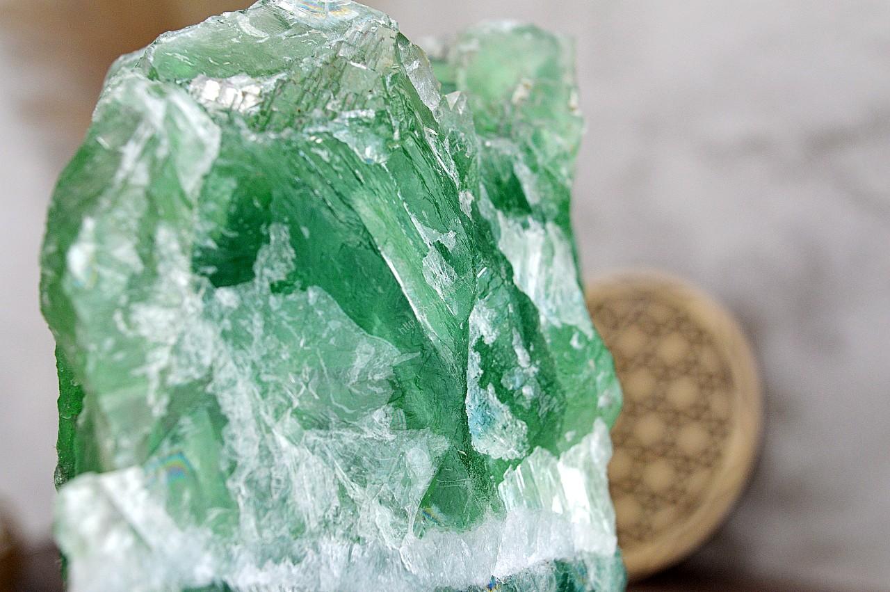 Surový Dúhový FLUORIT #1 -2,77kg- Sústredenie, Pamäť, Intuícia, Ochrana, Božskosť, Dosiahnutie cieľov – Obrázok 4