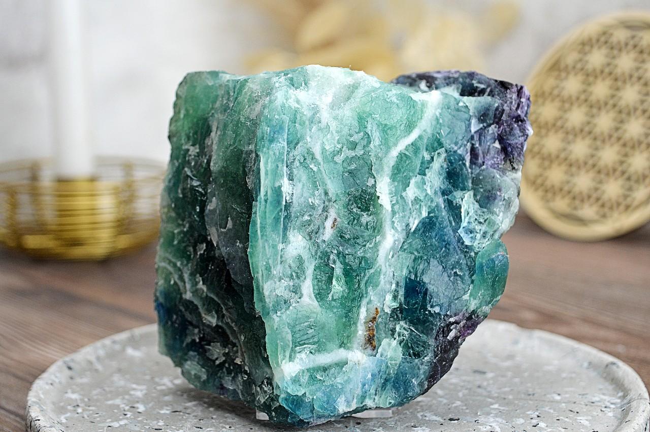 Surový Dúhový FLUORIT #4 - 1,3kg - Sústredenie, Pamäť, Intuícia, Ochrana, Božskosť, Dosiahnutie cieľov