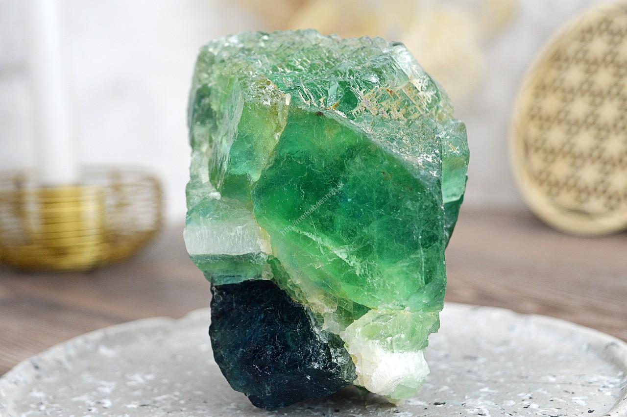 Surový Dúhový FLUORIT #2 - 1,1kg - Sústredenie, Pamäť, Intuícia, Ochrana, Božskosť, Dosiahnutie cieľov