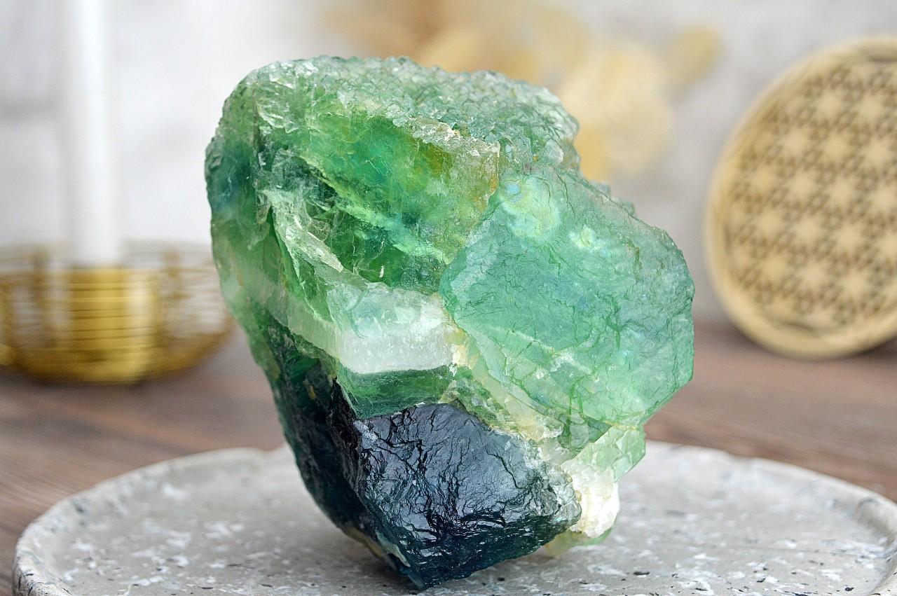 Surový Dúhový FLUORIT #2 - 1,1kg - Sústredenie, Pamäť, Intuícia, Ochrana, Božskosť, Dosiahnutie cieľov