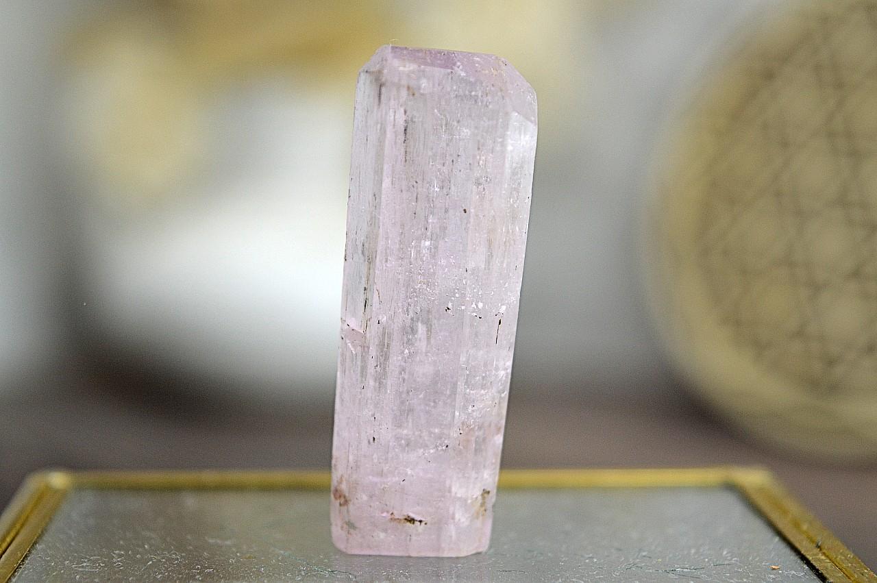 Prírodný kryštál/hrot KUNZITU #1- Bezpodmienečná Láska, Otvorenie srdca, Vysoké vibrácie, Emocionálne Liečenie, Sexualita