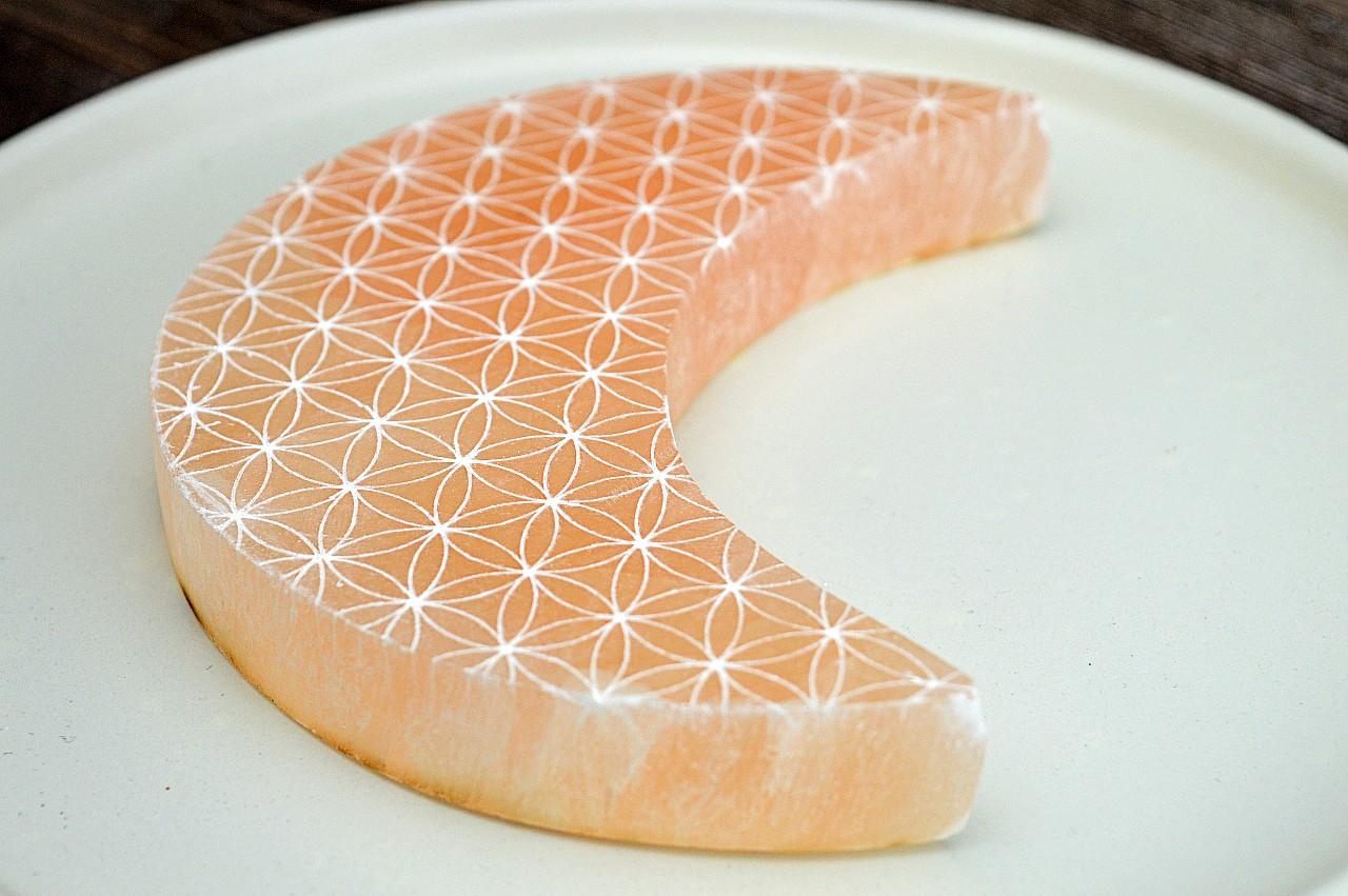 vysokovibračná SELENITOVÁ Podložka Mesiac s Kvetom Života – Obrázok 3