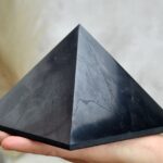 ŠUNGITOVÁ Pyramída 12x12cm 1,1kg - Harmonizácia Geopatogénnych zón a Elektrosmogu, Ochrana, Energia