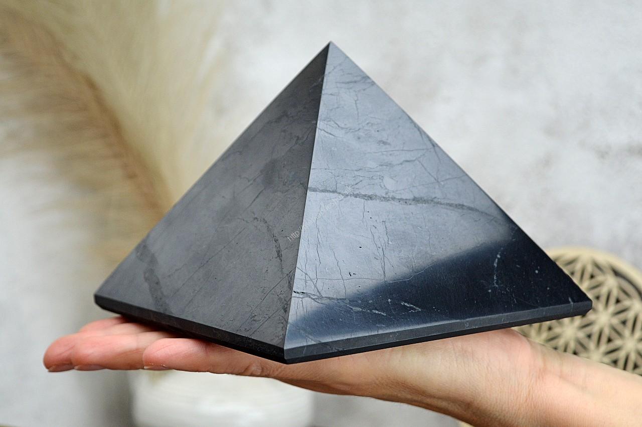 ŠUNGITOVÁ Pyramída 14x14cm 1,75kg - Harmonizácia Geopatogénnych zón a Elektrosmogu, Ochrana, Energia