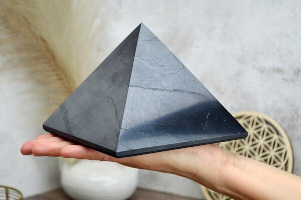 ŠUNGITOVÁ Pyramída 14x14cm 1,75kg - Harmonizácia Geopatogénnych zón a Elektrosmogu, Ochrana, Energia