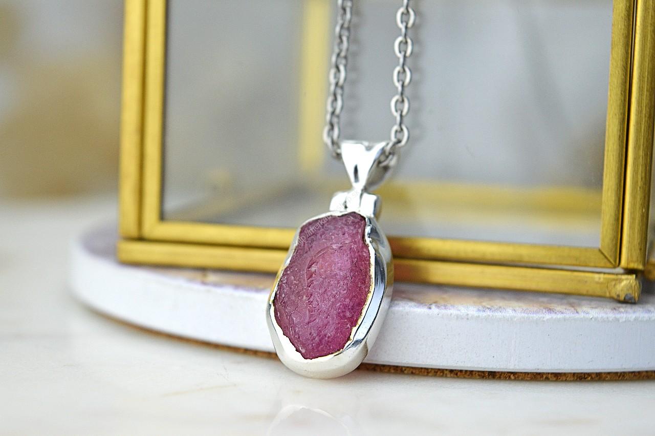 Strieborný prívesok RUBÍN Ag925/1000 #1 - Kameň Vášne, Odvahy a Životnej Sily