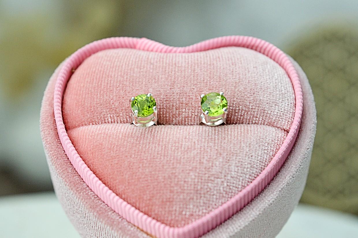 Strieborné napichovacie náušnice OLIVÍN/PERIDOT Briliant – Láska, Prosperita, Zdravie, Radosť, Otvorenie Srdca