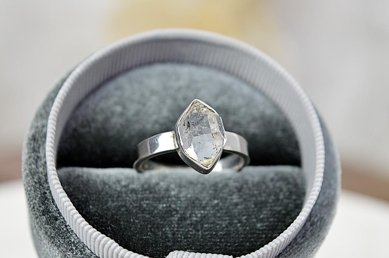 Strieborný prsteň obojstranný obelisk HERMIKER DIAMANT #1 - Vysoko vibračný, Ochrana, Jasná myseľ, Zosilňovač energie