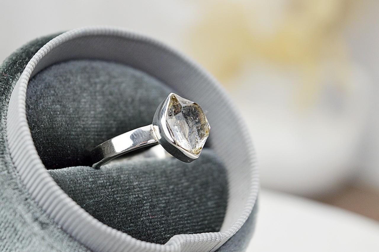 Strieborný prsteň obojstranný obelisk HERMIKER DIAMANT #1 - Vysoko vibračný, Ochrana, Jasná myseľ, Zosilňovač energie – Obrázok 3