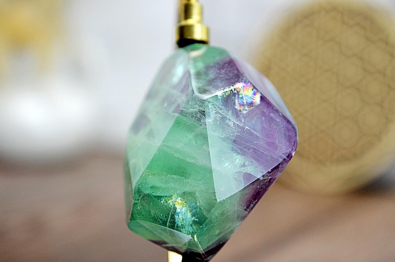 Diamant z FLUORITU DÚHOVÉHO #2 - Sústredenie, Pamäť, Intuícia, Ochrana, Božskosť, Dosiahnutie cieľov Extra Kvalita