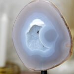 ACHATOVÁ Geóda na stojane #10 Duchovný rast, Emocionálna úľava, Odvaha, Harmónia