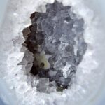 ACHATOVÁ Geóda na stojane #3 -1kg-Duchovný rast, Emocionálna úľava, Odvaha, Harmónia