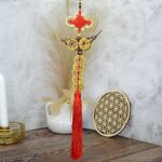 FENG SHUI Talizman Hojnosti – Čínsky Ingot Bohatstva s Mystickým Uzlom a Mincami Šťastia