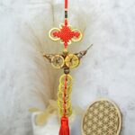 FENG SHUI Talizman Hojnosti – Čínsky Ingot Bohatstva s Mystickým Uzlom a Mincami Šťastia