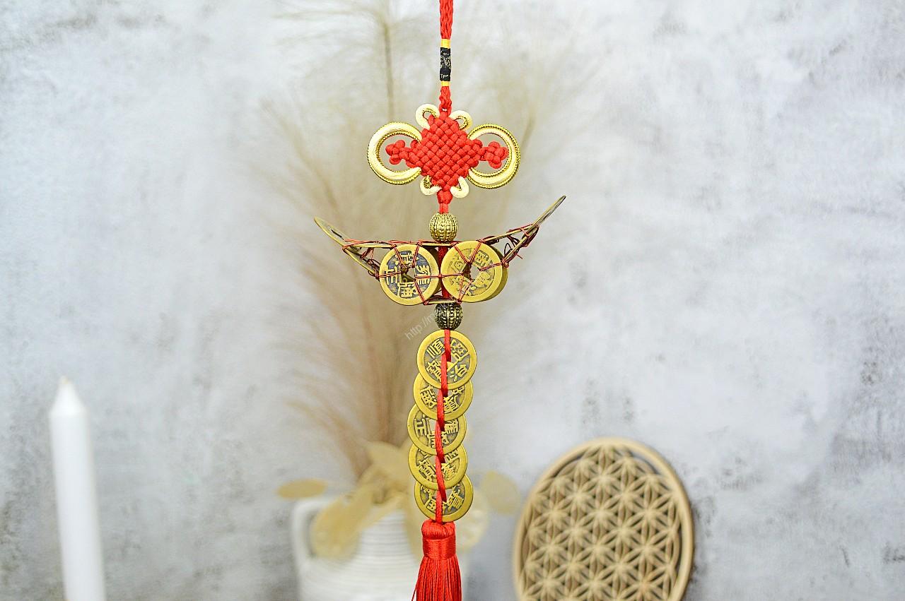 FENG SHUI Talizman Hojnosti – Čínsky Ingot Bohatstva s Mystickým Uzlom a Mincami Šťastia