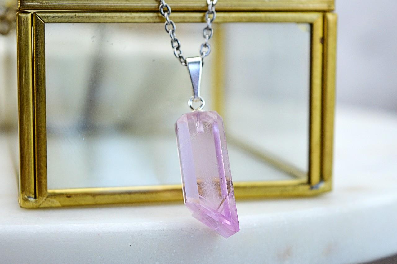 Prívesok Kryštál KUNZIT #1 – Bezpodmienečná Láska, Otvorenie srdca, Vysoké vibrácie, Emocionálne Liečenie, Sexualita