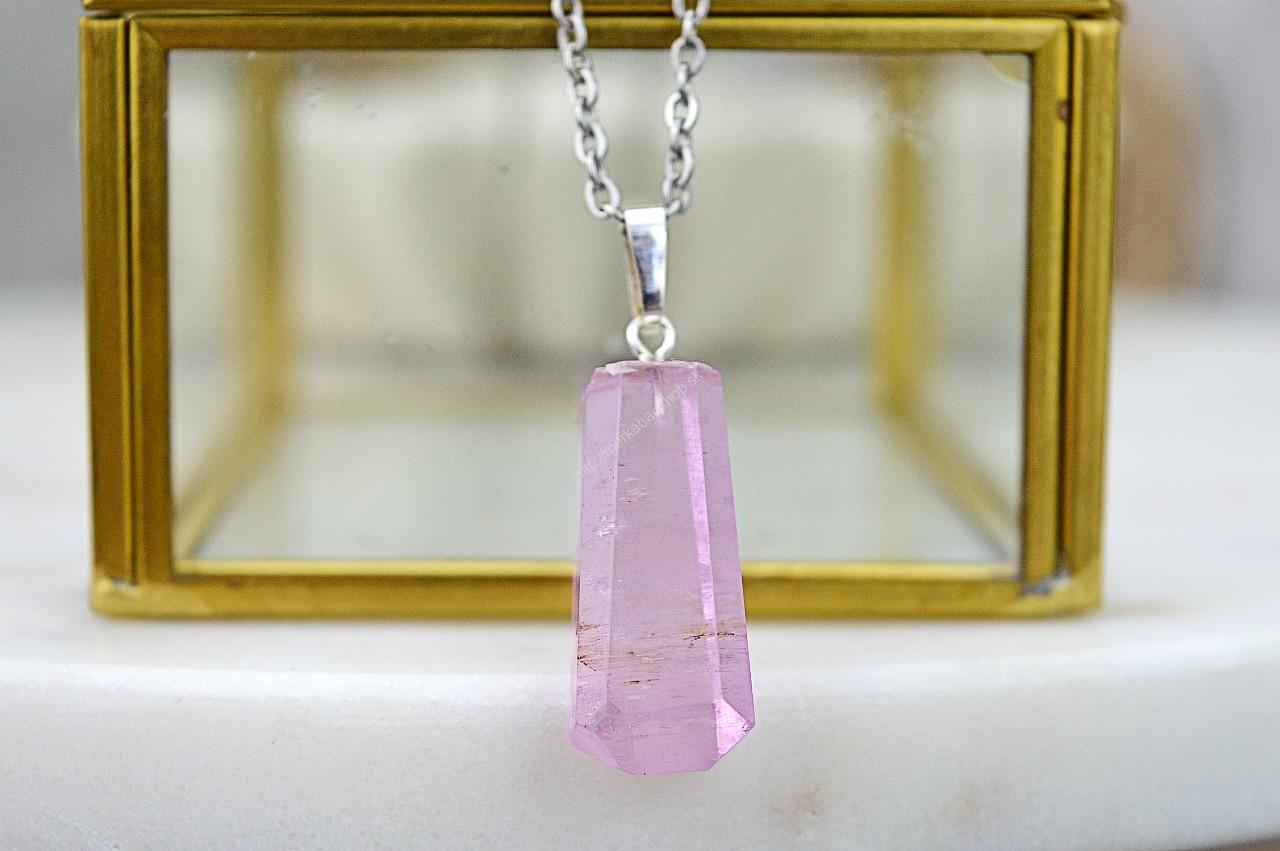 Prívesok Kryštál KUNZIT #2 – Bezpodmienečná Láska, Otvorenie srdca, Vysoké vibrácie, Emocionálne Liečenie, Sexualita