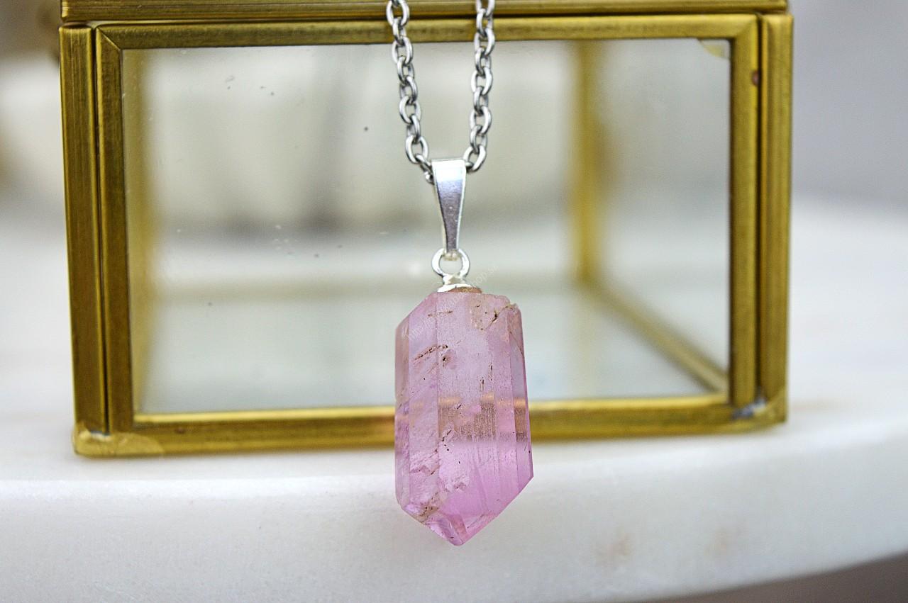 Prívesok Kryštál KUNZITU #3 – Bezpodmienečná Láska, Otvorenie srdca, Vysoké vibrácie, Emocionálne Liečenie, Sexualita