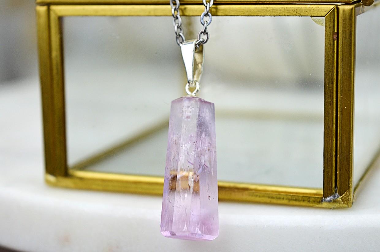 Strieborný prívesok Kryštál KUNZITU Ag925 #4 – Bezpodmienečná Láska, Otvorenie srdca, Vysoké vibrácie, Emocionálne Liečenie, Sexualita