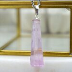 Prívesok Kryštál KUNZIT  #5 – Bezpodmienečná Láska, Otvorenie srdca, Vysoké vibrácie, Emocionálne Liečenie, Sexualita