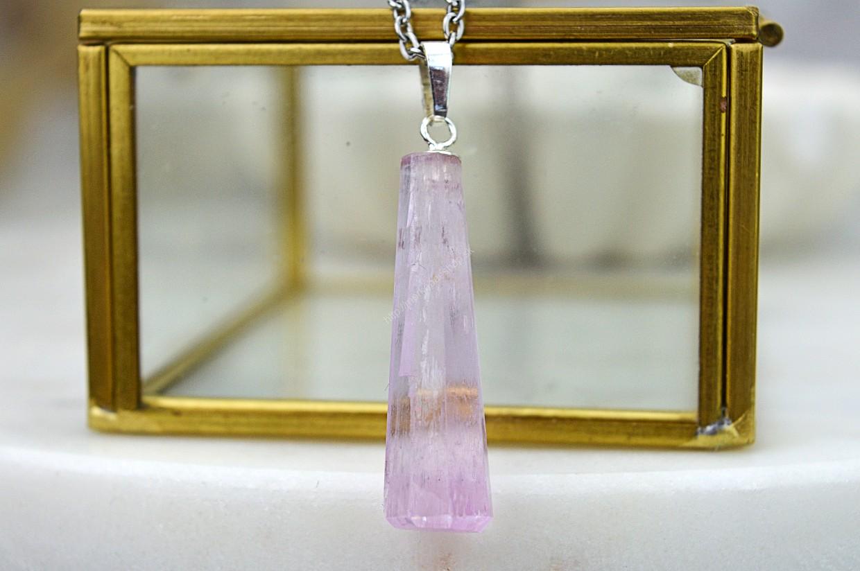 Prívesok Kryštál KUNZIT #5 – Bezpodmienečná Láska, Otvorenie srdca, Vysoké vibrácie, Emocionálne Liečenie, Sexualita