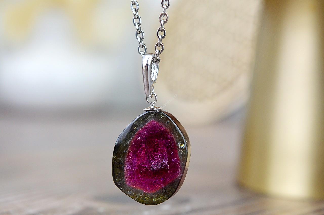 Strieborný Prívesok MELÓNOVÝ TURMALÍN #1 – Vnútorná rovnováha, Liečenie srdca, Radosť, Ochrana aury