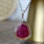 Strieborný Prívesok MELÓNOVÝ TURMALÍN #4 – Vnútorná rovnováha, Liečenie srdca, Radosť, Ochrana aury