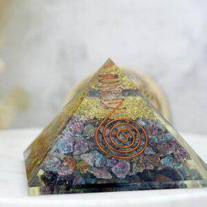 Orgonitová pyramída/ žiarič s RUBÍN-ZOISIT + KYANIT s medenou špirálou