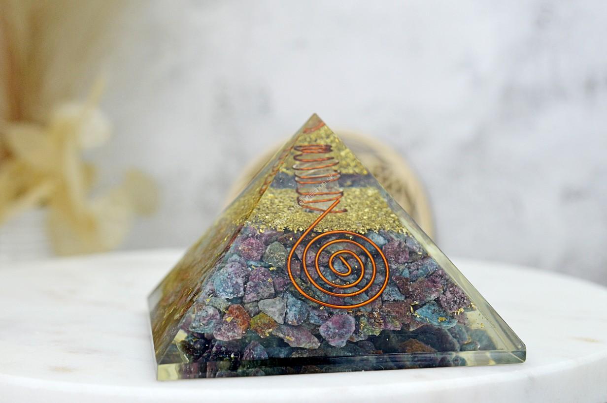 Orgonitová pyramída/ žiarič s RUBÍN-ZOISIT + KYANIT s medenou špirálou