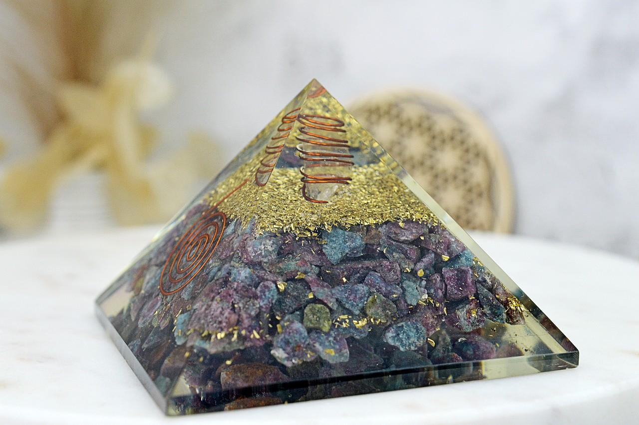 Orgonitová pyramída/ žiarič s RUBÍN-ZOISIT + KYANIT s medenou špirálou