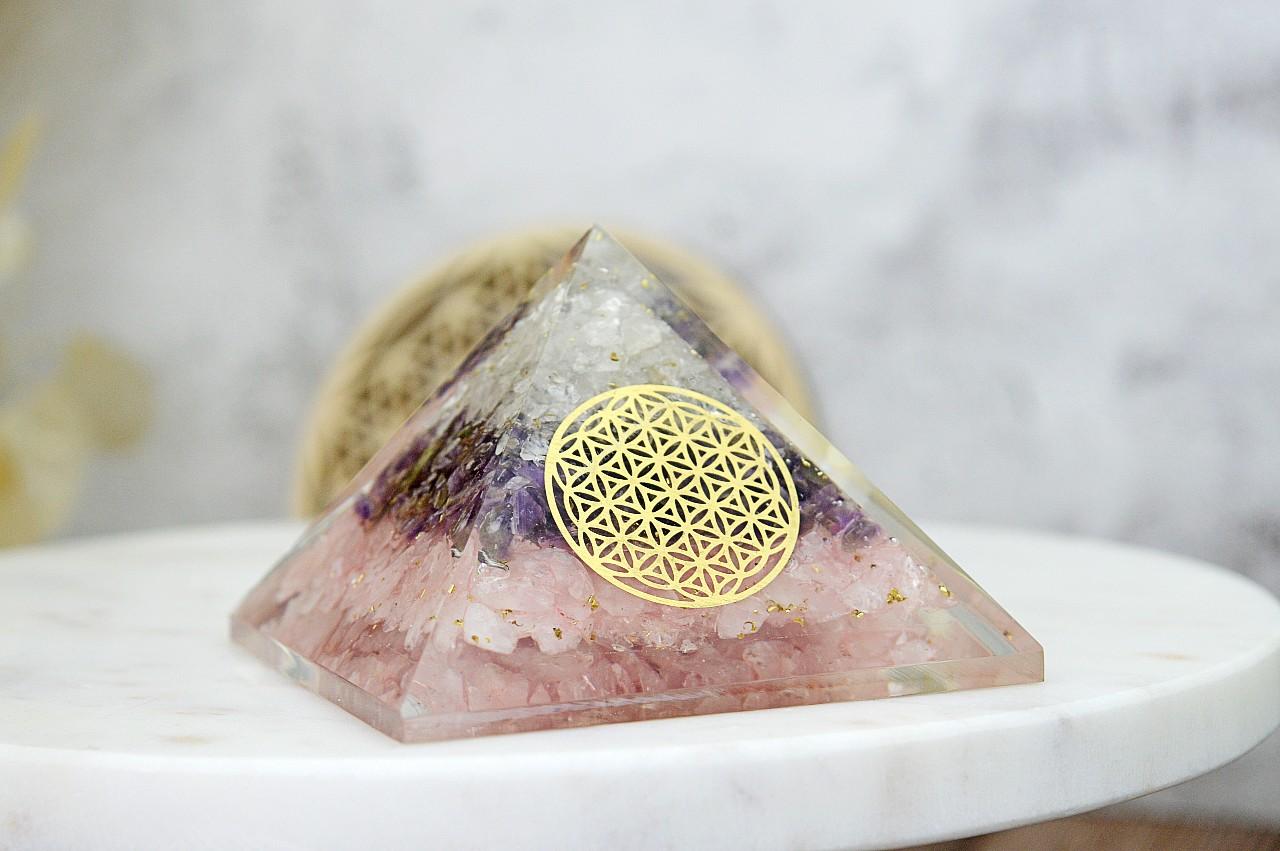 Orgonitová pyramída/ žiarič HARMÓNIA a LÁSKA - AMETYST - RUŽENÍN - KRIŠTÁĽ