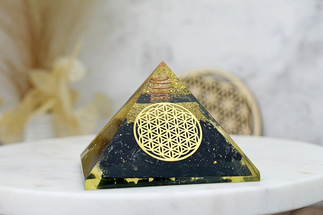 Orgonitová pyramída/ žiarič s TURMALÍNOM/SKORYL , kvetom života a medenou špirálou
