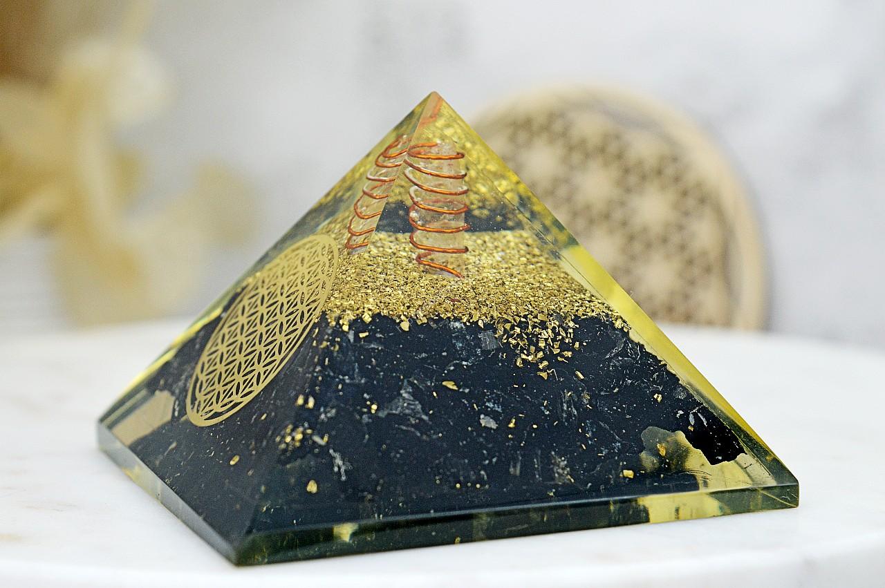 Orgonitová pyramída/ žiarič s TURMALÍNOM/SKORYL , kvetom života a medenou špirálou