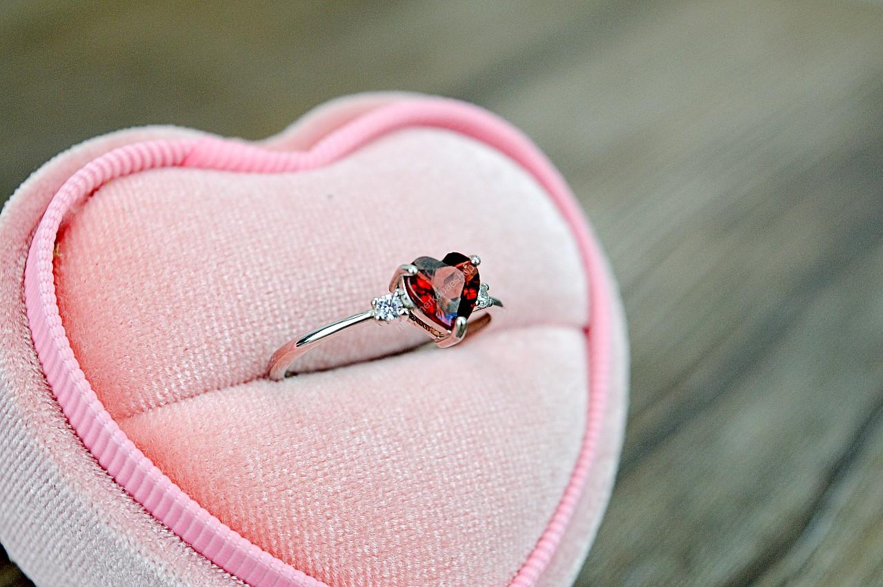 Strieborný prsteň GRANÁT briliant srdiečko #1 - Životná Sila, Láska, Úľava od Depresií, Energetický Štít