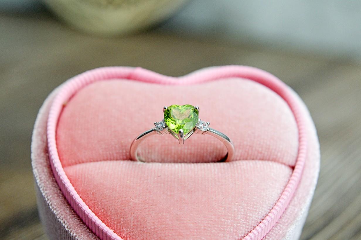 Strieborný prsteň OLIVÍN/PERIDOT - srdiečko #2 - Láska, Prosperita, Zdravie, Radosť, Otvorenie Srdca