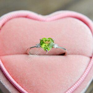 Strieborný prsteň OLIVÍN/PERIDOT - srdiečko #2 - Láska, Prosperita, Zdravie, Radosť, Otvorenie Srdca