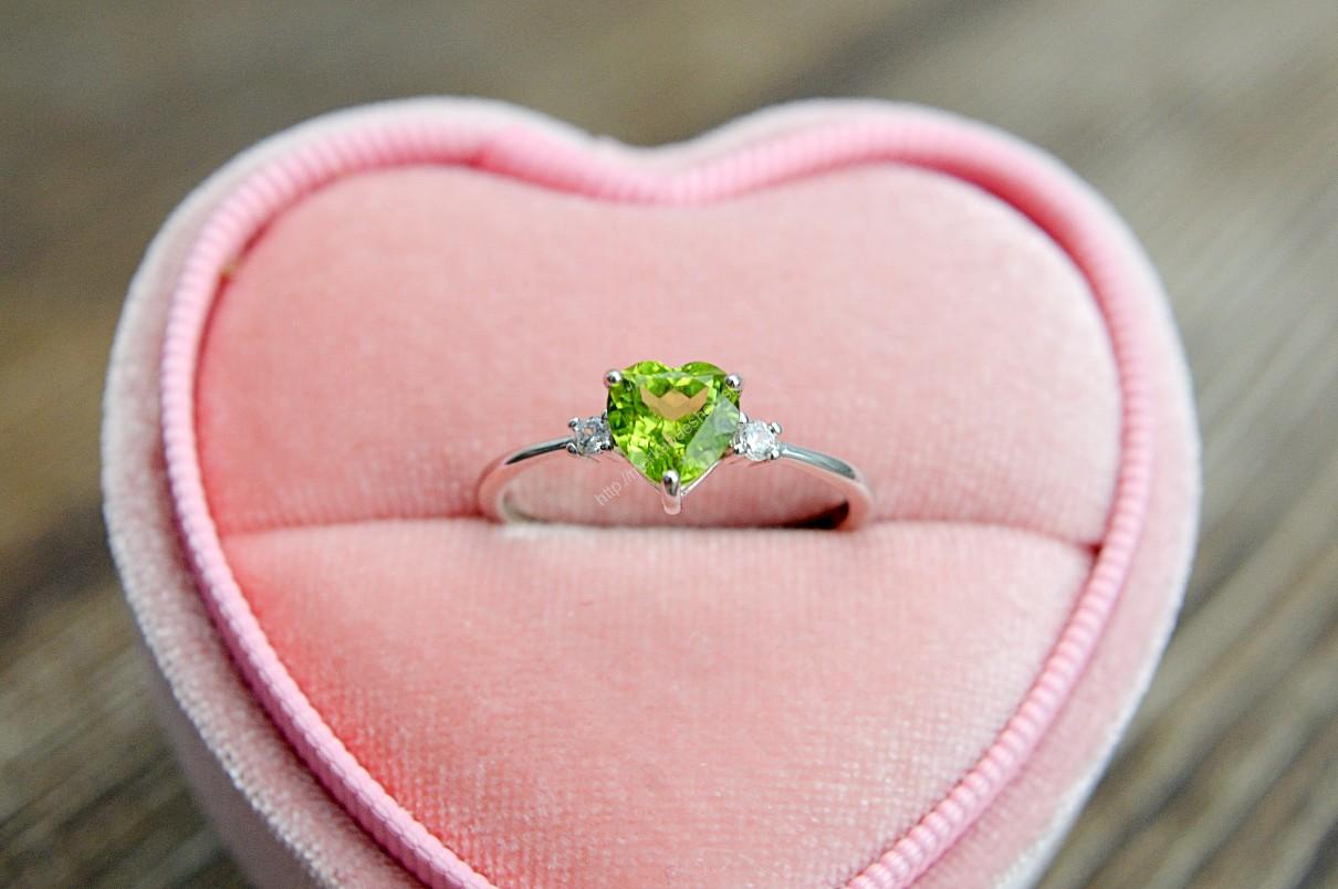 Strieborný prsteň OLIVÍN/PERIDOT - srdiečko #2 - Láska, Prosperita, Zdravie, Radosť, Otvorenie Srdca