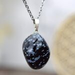 prívesok VLOČKOVÝ OBSIDIÁN + kožka – Ochrana, Uzemnenie, Pokoj a Vnútorná Rovnováha